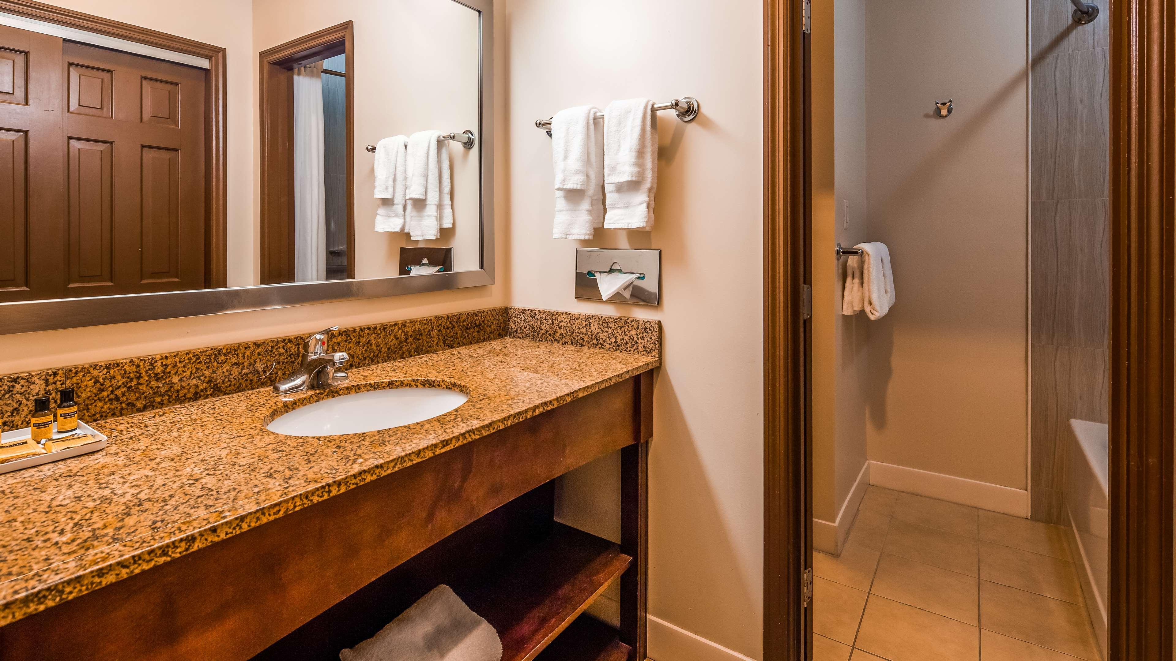 Best Western Plus The Inn&Suites at the Falls Poughkeepsie Exterior foto
