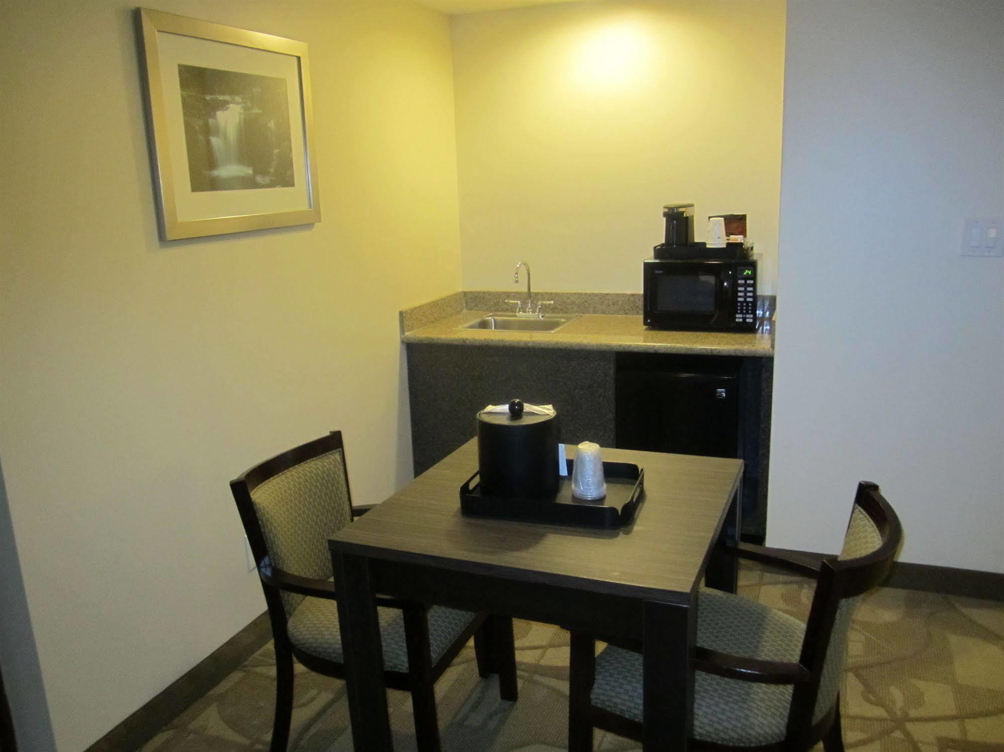 Best Western Plus The Inn&Suites at the Falls Poughkeepsie Exterior foto
